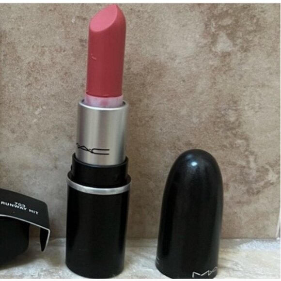 MAC Matte Lipstick Mini Runway Hit - Picture 3 of 3